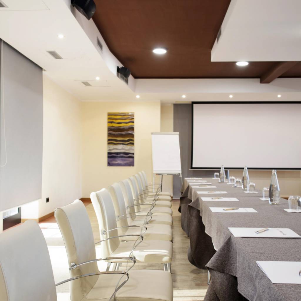 foto-sala-meeting-congressi-tavolo-imperiale