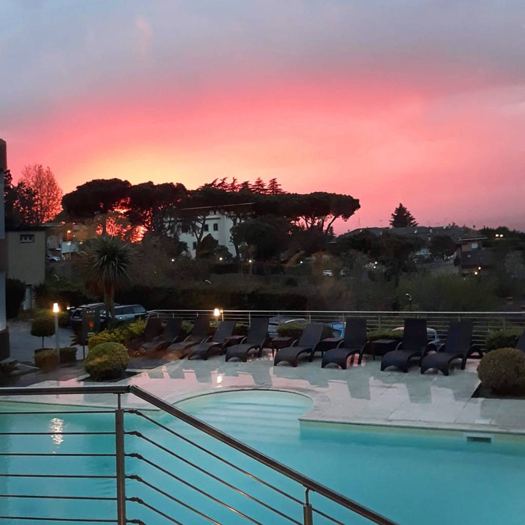 1-location-matrimonio-piscina-vista-tramonto-1