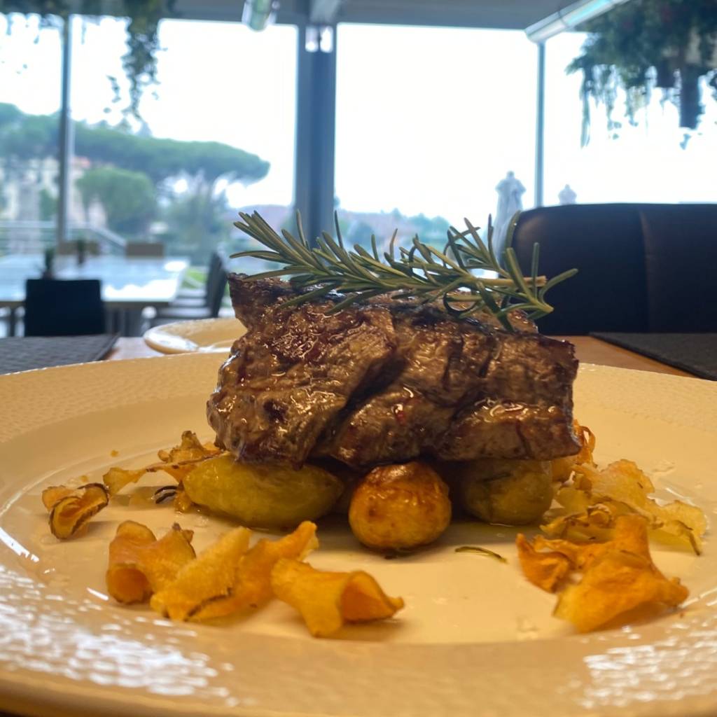 24-11-filetto-di-manzo-danese-con-patate-novelle-e-chips-di-topinambur
