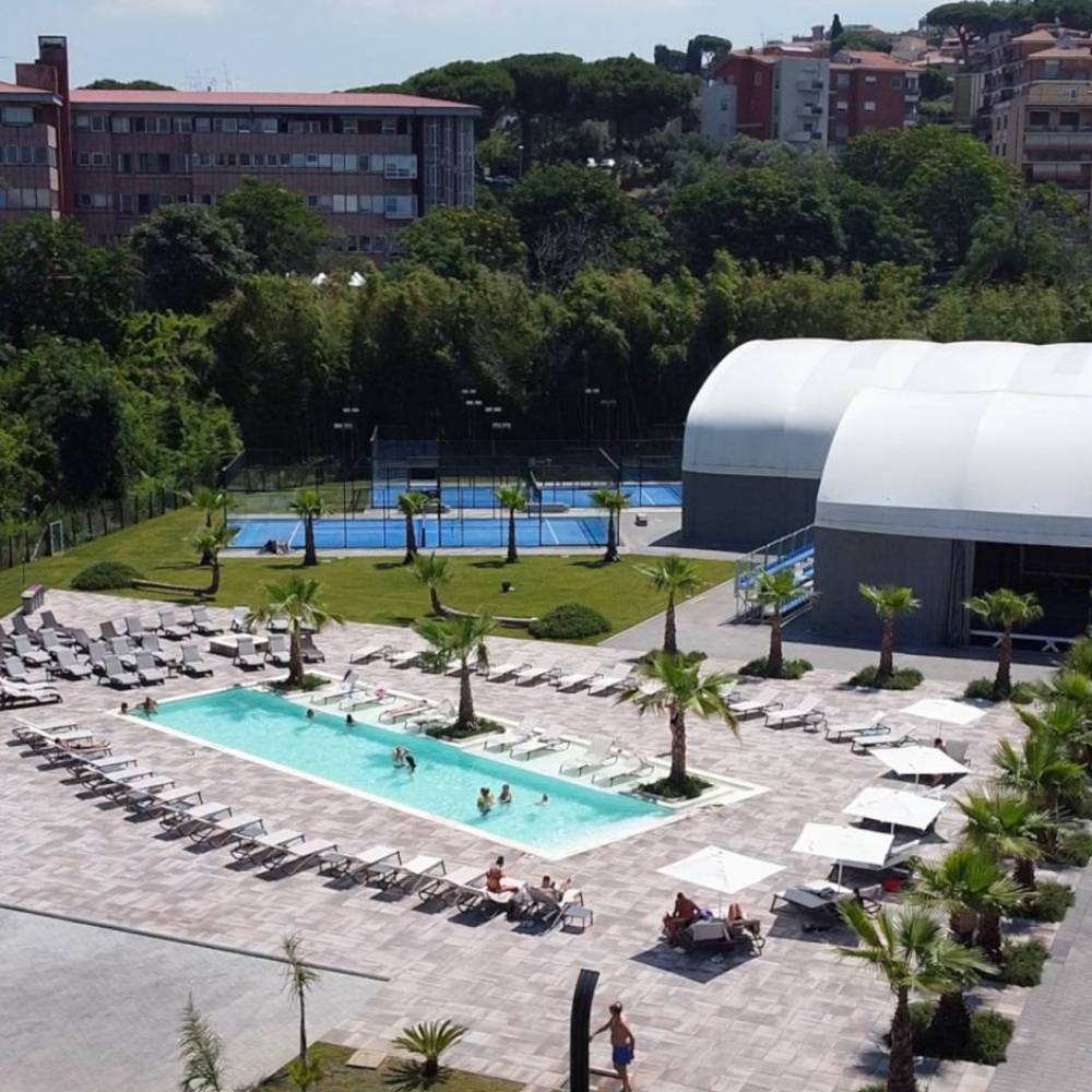 campo-padel-con-piscina-villa-mercede-padel-club