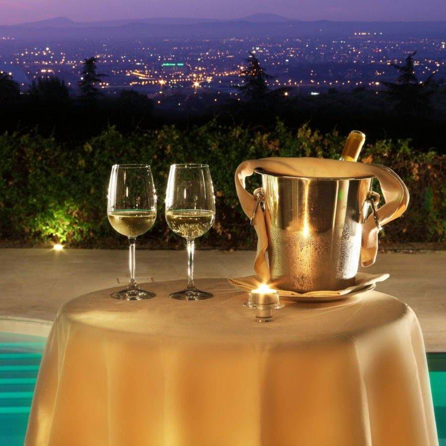 location-matrimonio-piscina-vista-notte-1