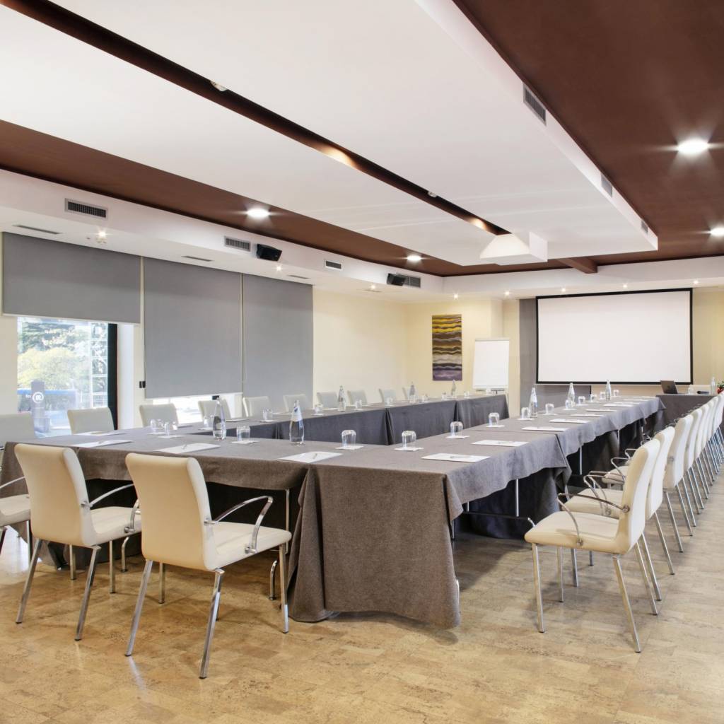 sala-tavolo-riunione-villa-mercede
