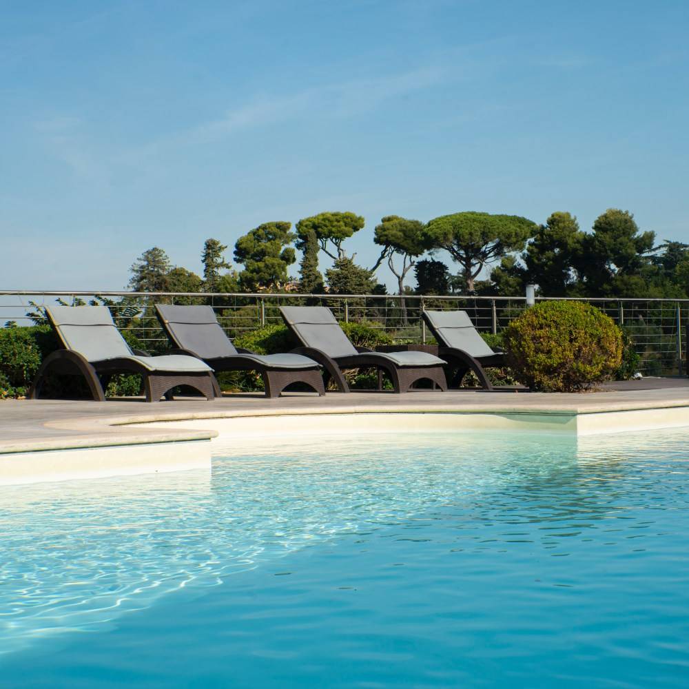 bordo-piscina-villa-mercede