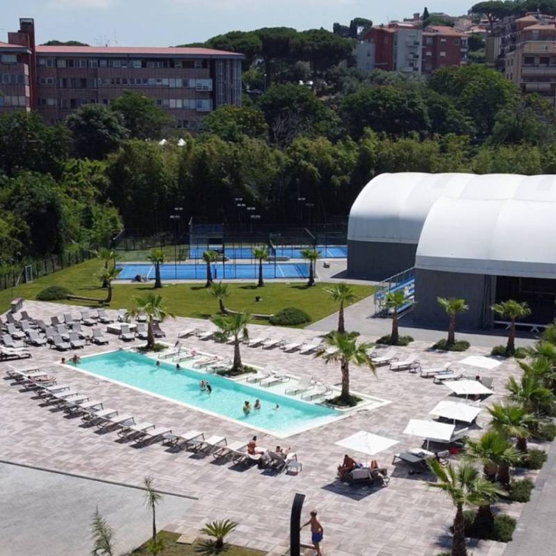 campo-padel-con-piscina-villa-mercede-padel-club campo-padel-con-piscina-villa-mercede-padel-club