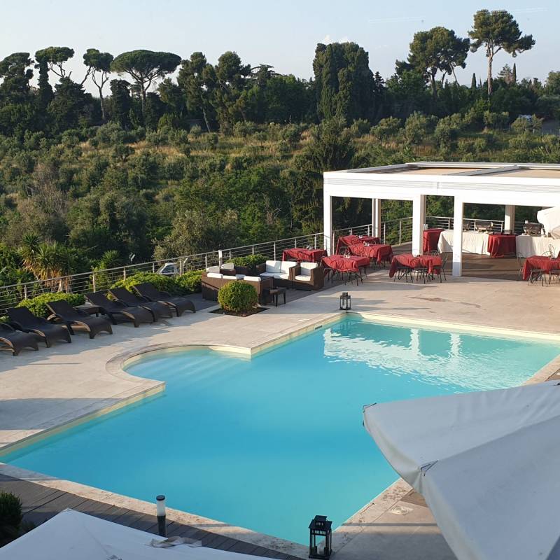 pergola-siu-piscina-con-terrazza-vista-su-roma