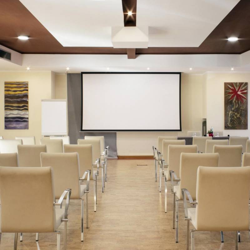 4-sala-meeting-close-up