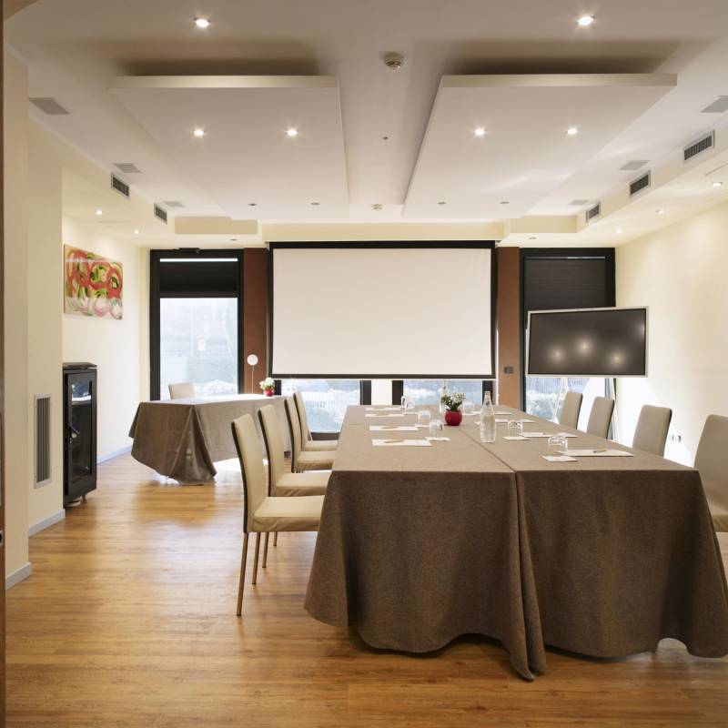 sala-riunione-villa-mercede